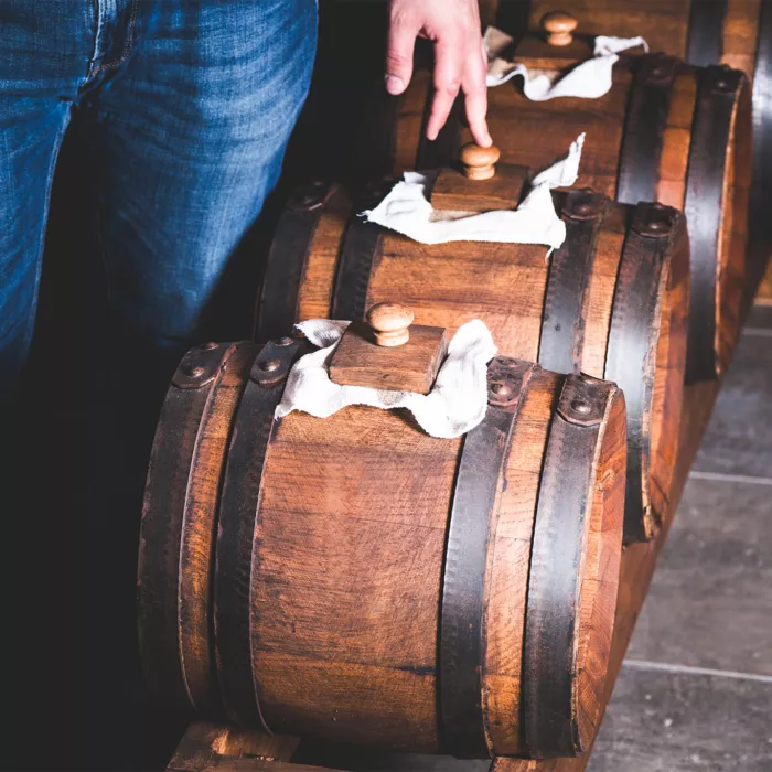 aceto balsamico tradizionale di modena - botti a scalare (per invecchiamento) con maestro acetaio