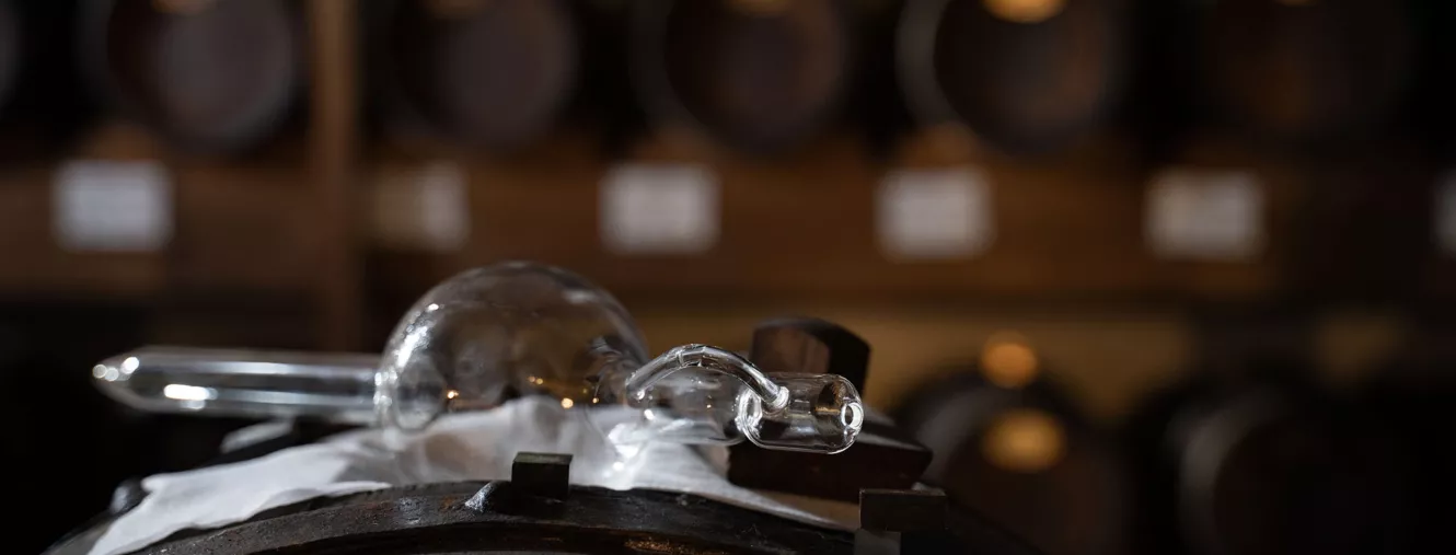 aceto balsamico tradizionale di modena - botte in acetaia, con strumenti
