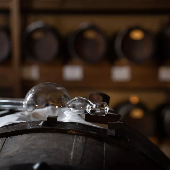 aceto balsamico tradizionale di modena - botte in acetaia, con strumenti