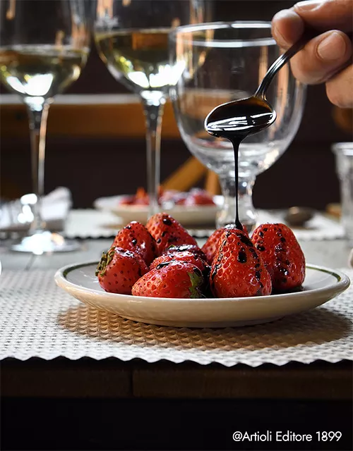aceto balsamico tradizionale di modena - abbinamento a tavola con fragole fresche