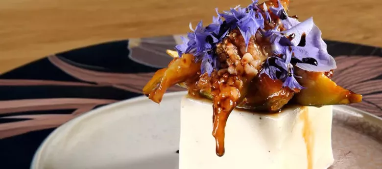 panna-cotta-e-fichi-cramellati-con-aceto-balsamico-tradizionale-modena