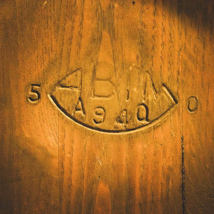 aceto-balsamico-tradizionale-di-modena-fonte botte con marchio ABTM