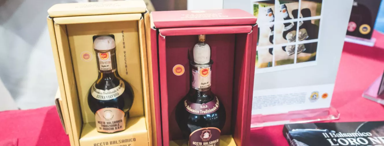 Aceto Balsamico Tradizionale di Modena-Fiera tartufo Alba confezione boccette aceto