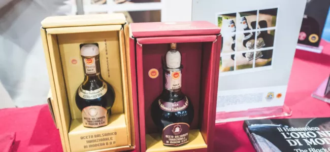 Aceto Balsamico Tradizionale di Modena-Fiera tartufo Alba confezione boccette aceto