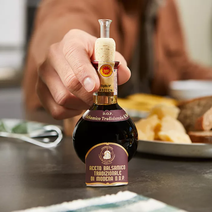 aceto balsamico tradizionale di modena - bottiglietta a tavola - faq