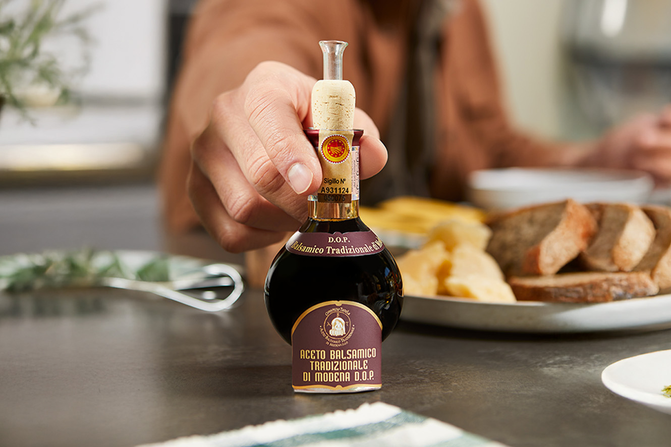 aceto balsamico tradizionale di modena - bottiglietta a tavola - faq