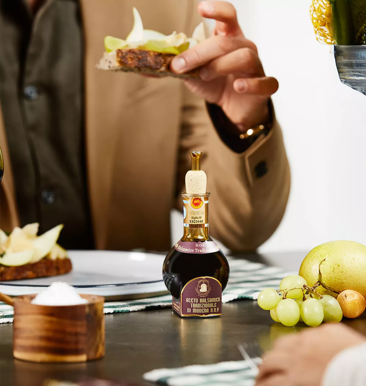 aceto balsamico tradizionale di modena dop - a tavola su crostino