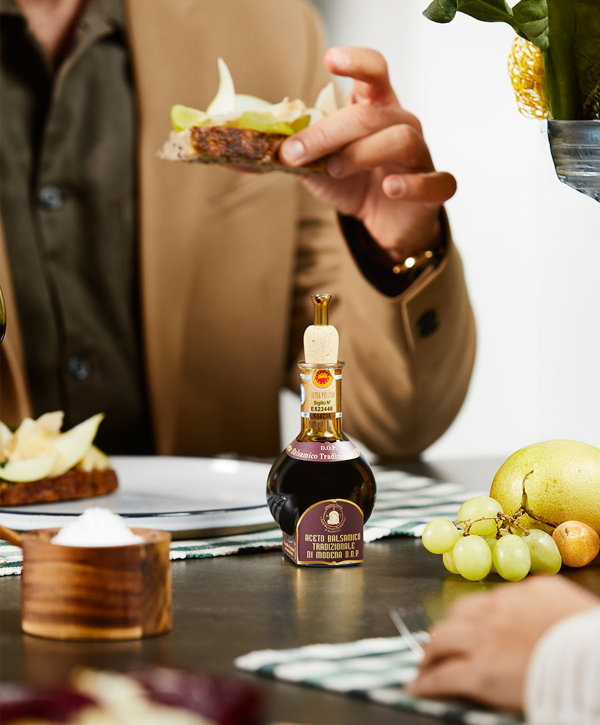 aceto balsamico tradizionale di modena dop - a tavola su crostino