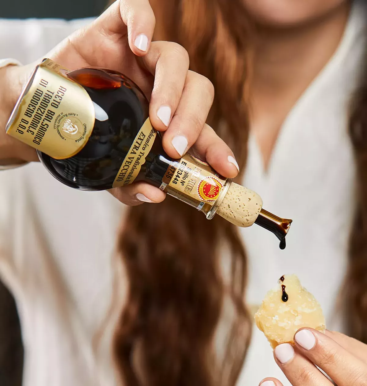 aceto balsamico tradizionale di modena dop - assaggio gocce su formaggio
