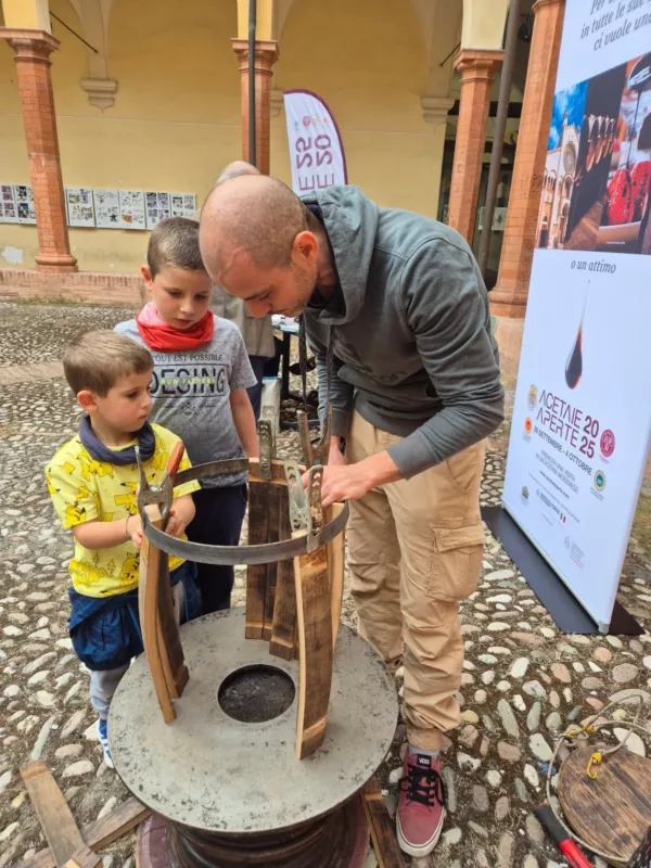 Acetaie aperte 2025 - Costruzione botte - Aceto balsamico tradizionale di Modena