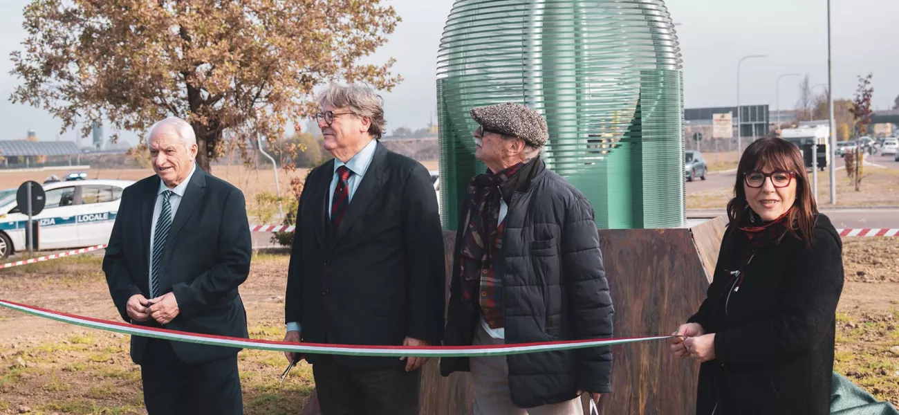 Aceto Balsamico Tradizionale di Modena Dop e “La Natura Paziente”: installata a Modena l’Opera di Erio Carnevali che omaggia l’iconica bottiglia di Giorgetto Giugiaro 